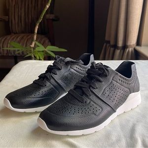 UGG sneaker NEW!! Size 5.5 black leather